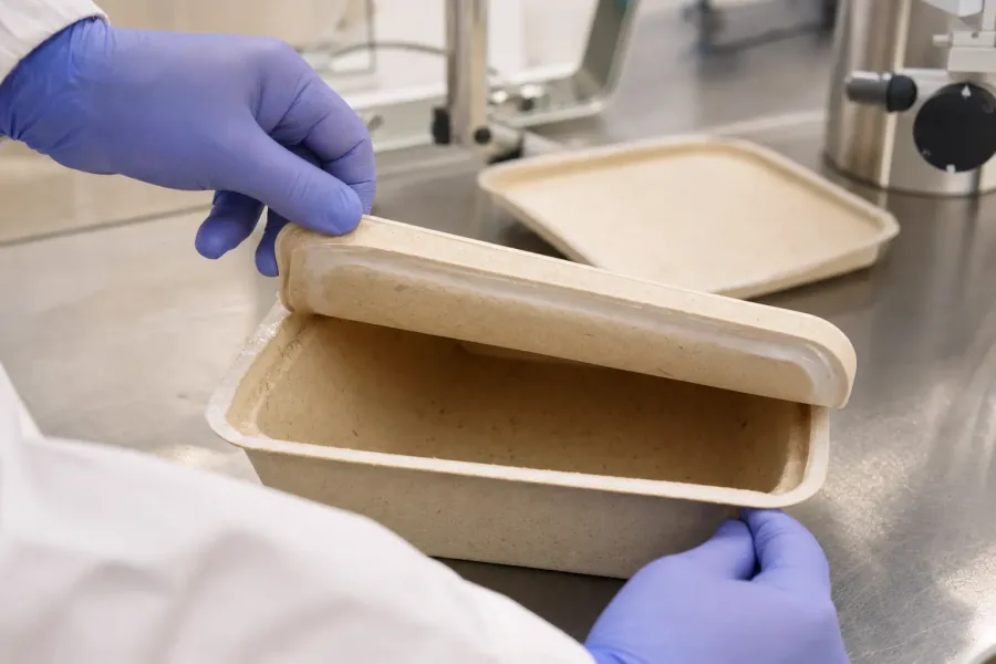 Controlled rim peel test on a bagasse food tray during reopenable closure qualification